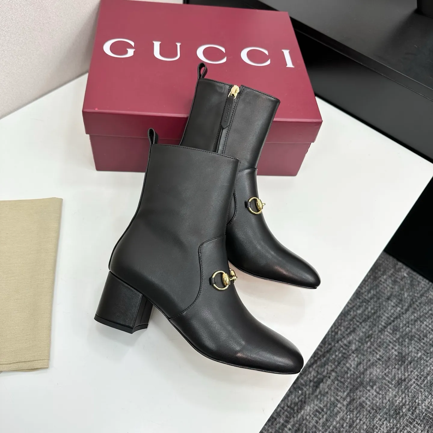👟👟Ex-factory price 740👟👟 Gucci Gucci 2025G new autumn and winter classic horsebit thick heel short boots. The main series is finally available, and the products are worth looking forward to! Original classics create new designs ✨ Purchasing agent level! Full of high-end feel! A favorite among bloggers at home and abroad, it is retro and fashionable, easy to wear and looks great on your feet! Mainly recommended by the official website, new colors are constantly updated 🆕 ▪️Upper: original calfskin/cloth ▪️Inner lining: imported sheepskin ▪️Outsole: Italian leather outsole ▪️Heel height: 3.5cm ▪️Shoe size: 35-39 (40.41.42 can be customized)